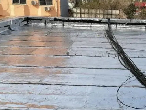新平卫生间漏水维修公司分享下新平屋面楼顶防水刚性防水层施工要点。